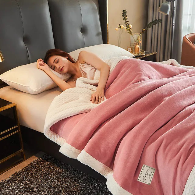 Zachte CozyCuddle fleece deken van polyester voor ultiem wintercomfort.