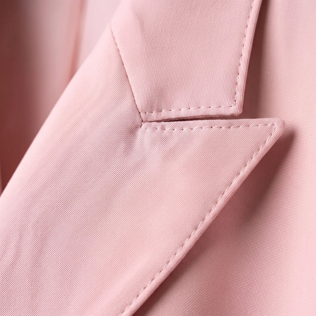 Gedetailleerde stof van een comfortabel dames zakelijk broekpak, hoge kwaliteit kleding en accessoires.