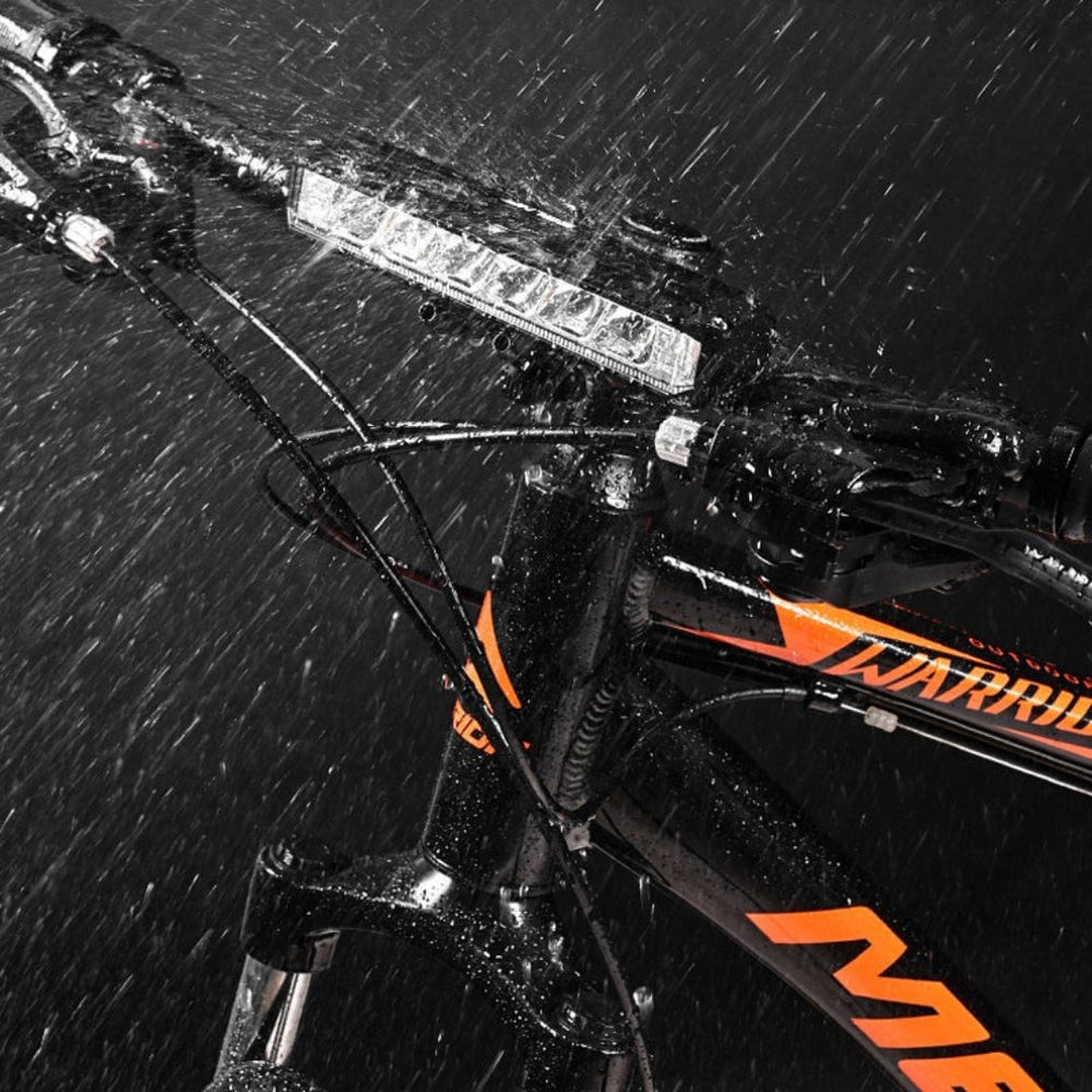 Krachtig Luminor LED fietslicht met 180° brede bundel, essentieel voor helder zicht en veiligheid in het donker.