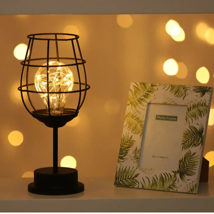 Stijlvolle LumiGris tafellamp voor woonkamer of slaapkamer, creëert sfeervolle verlichting met modern zwart design.