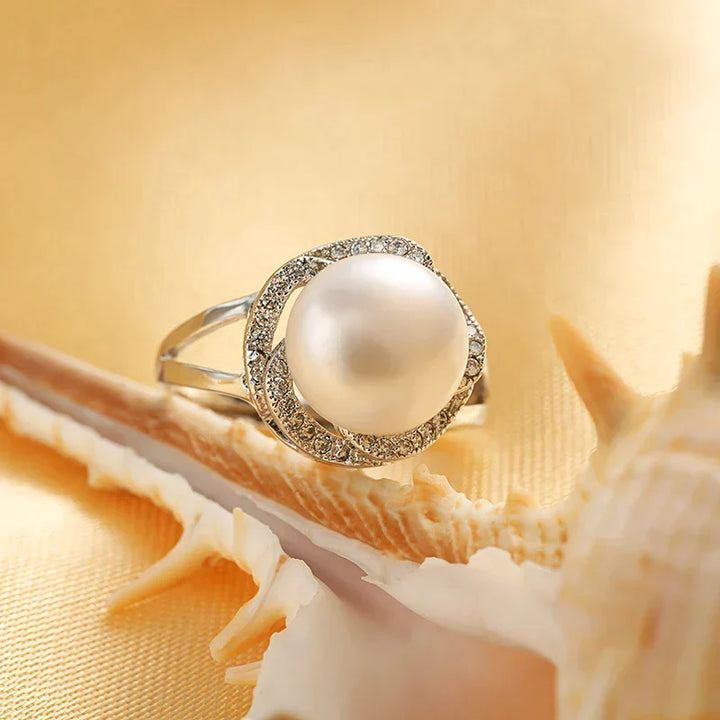 Verstelbare dames parelring met glanzende witte natuurlijke zoetwaterparel. Modern en comfortabel sieraad.