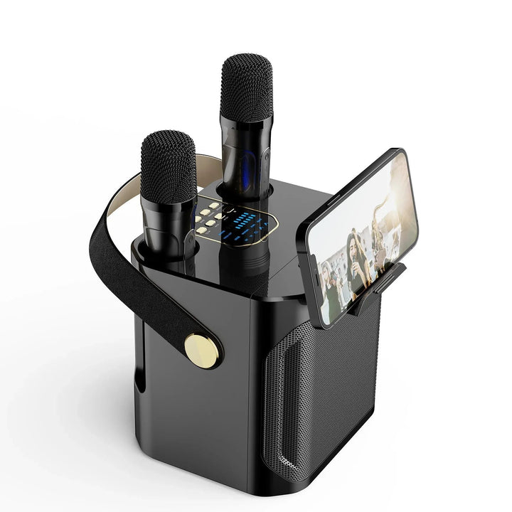 Een persoon zingt met de draagbare karaoke boombox met Bluetooth en dubbele microfoon in een feestelijke setting.