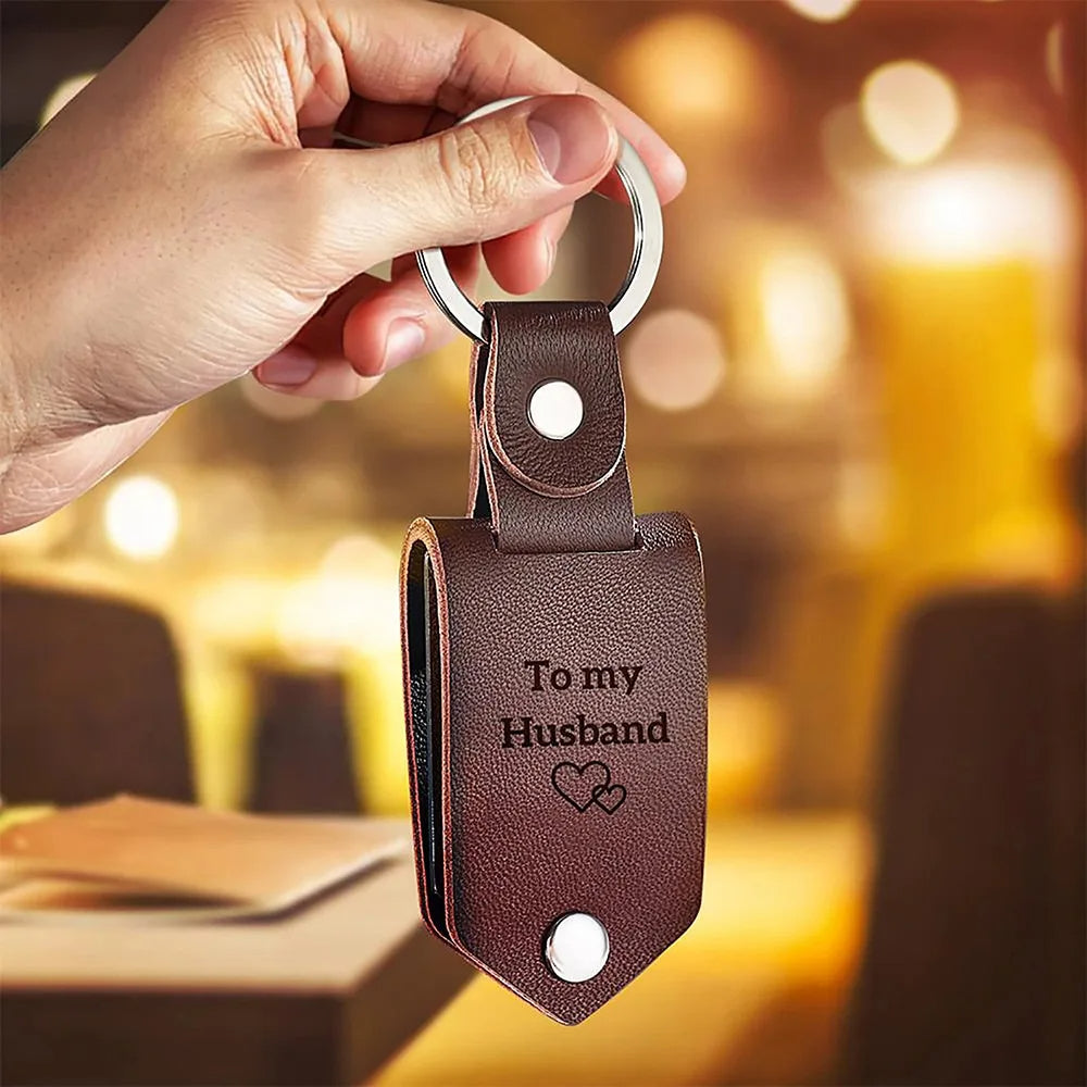 Bruine leren sleutelhanger, gepersonaliseerd voor koppels; uniek cadeau en romantisch accessoire.