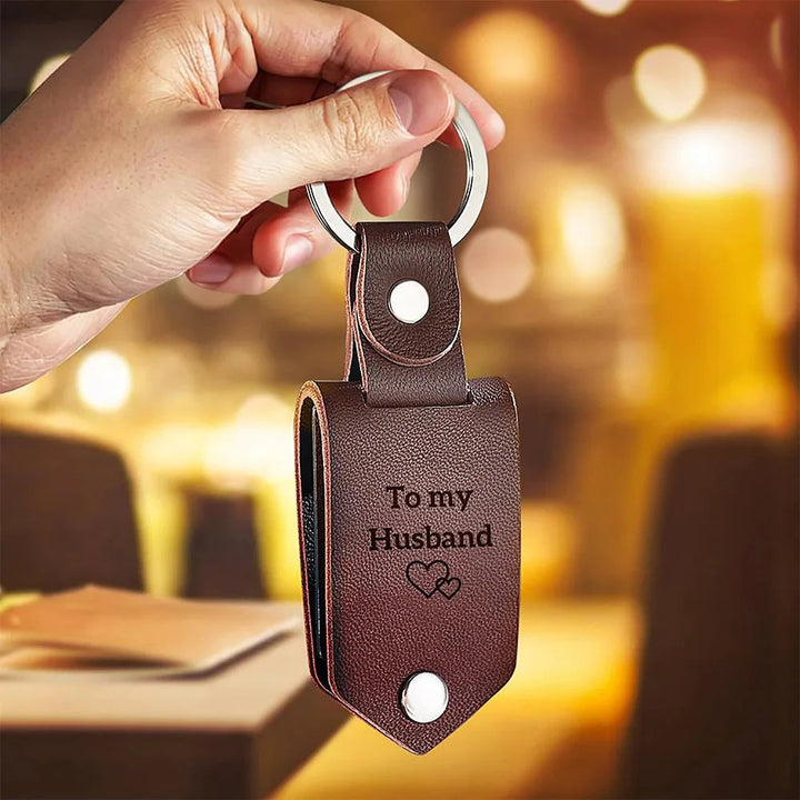 Bruine leren sleutelhanger, gepersonaliseerd voor koppels; uniek cadeau en romantisch accessoire.