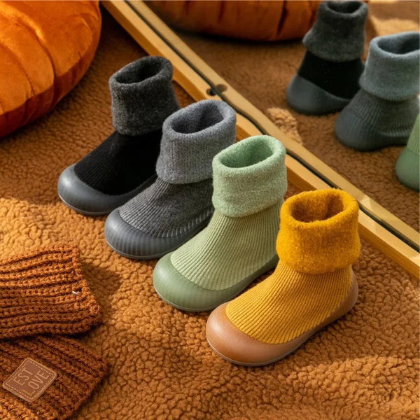Peuter antislip sokschoenen voor warme en veilige voetjes, ideaal voor binnen en buiten spelen.