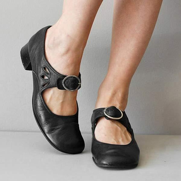 Blauwe vintage damesschoenen met lage hak en gesp; elegante en comfortabele lenteklassiekers.