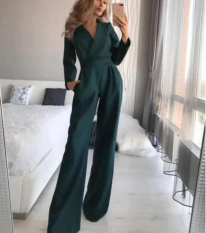 Bordeauxrode dames jumpsuit met lange mouwen, een chique en comfortabele keuze voor elke gelegenheid.