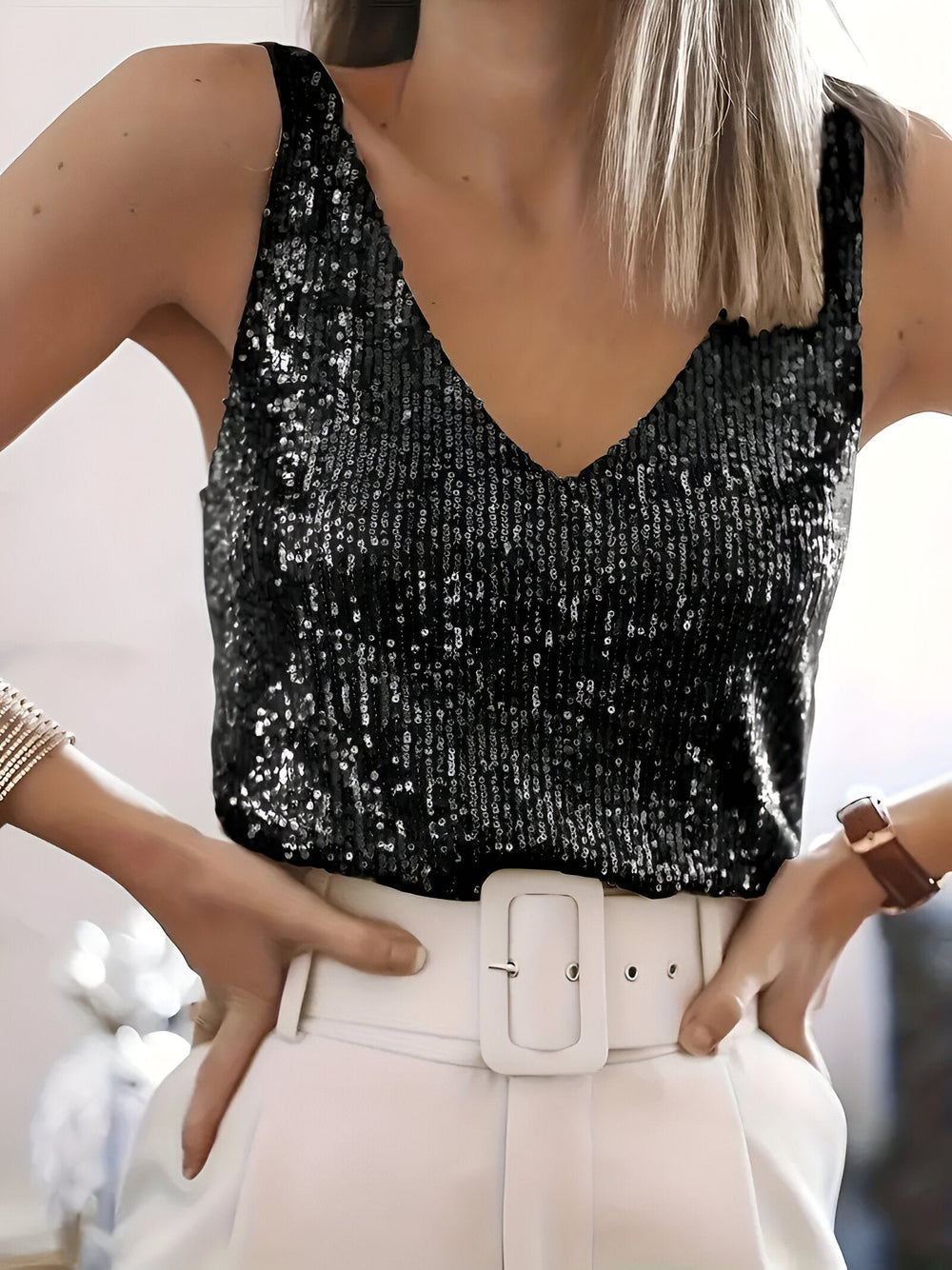 Chique feesttop dames, mouwloos, glinsterende pailletten en diepe V-hals voor een sprankelende party outfit.