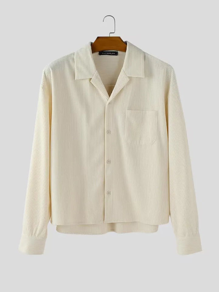 Detail V-hals en lange mouwen van dit modieuze oversized herenoverhemd, perfect voor herfst/lente.