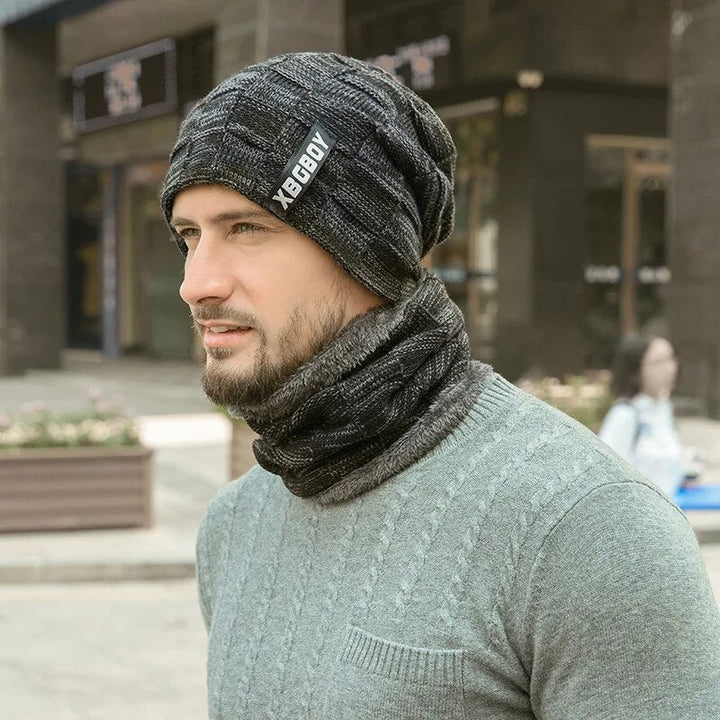 Close-up van de complete unisex winterset: warme gebreide muts en bijpassende sjaal.