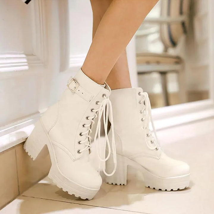 Zwarte dames veterschoenen Luna, stoer design met gesp, chunky zool en opvallend profiel.
