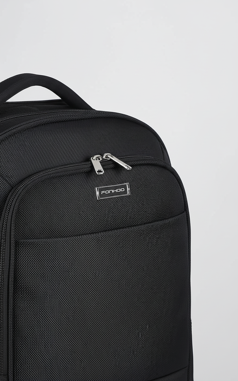 Ruime zwarte 30L reisrugzak met wielen voor cabineformaat reizen. Perfecte weekendtas of zakenreis trolley.
