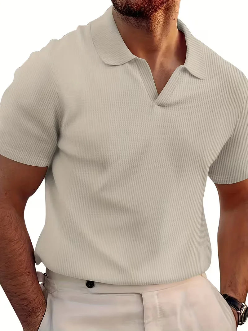 Trendy herenpolo met V-hals, korte mouwen en casual wafelstructuur, must-have voor zomer.