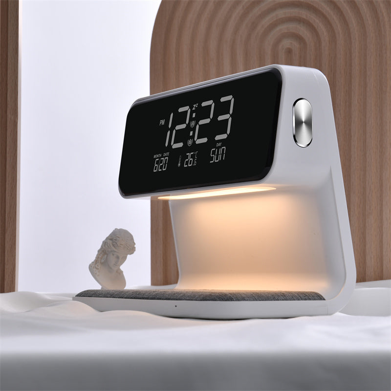 Stijlvolle LED nachtlamp met wekker en draadloze laadfunctie, perfect voor elk modern interieur.