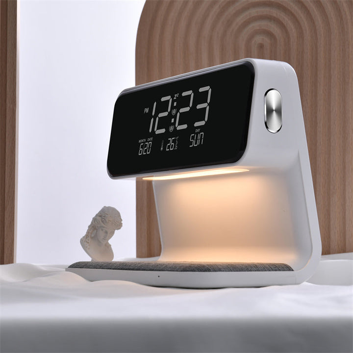 Stijlvolle LED nachtlamp met wekker en draadloze laadfunctie, perfect voor elk modern interieur.