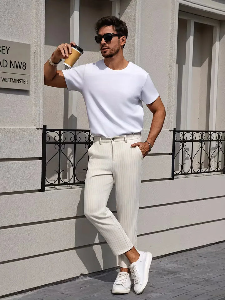 Klassieke pinstripe heren pantalon in slim fit, tijdloos design dat moeiteloos combineert met diverse looks.