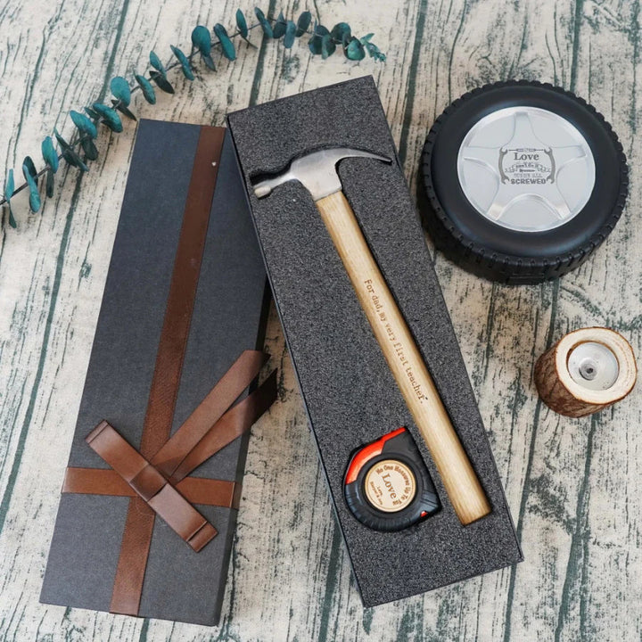 Gepersonaliseerde hamer & meetlint geschenkset voor papa, ideaal vaderdag cadeau of klusproject.