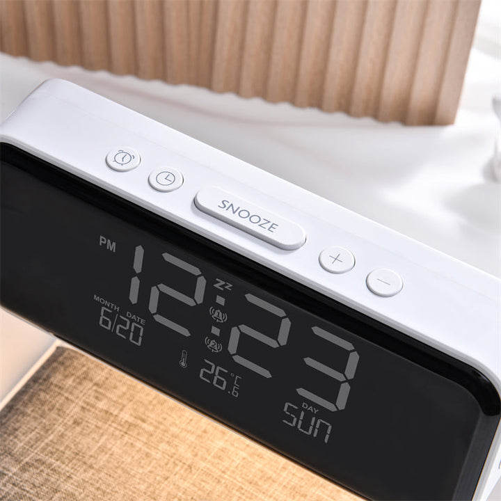 Ruimtebesparende 3-in-1 LED tafellamp: bedlamp, wekker en draadloze oplader in één strak design.