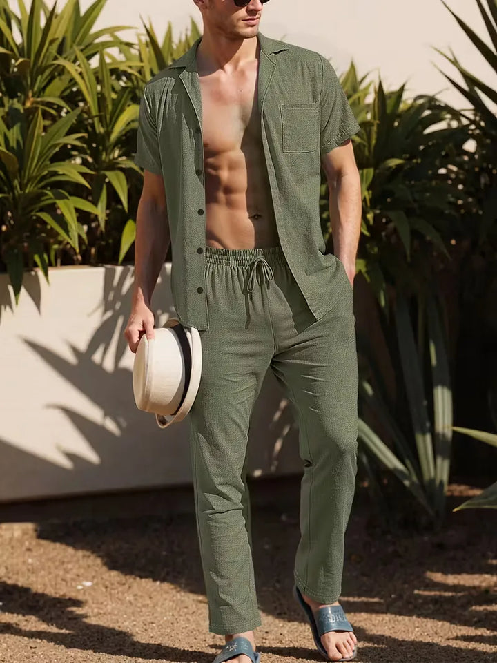 Heren tweedelige zomeroutfit met korte mouwen en broek voor een casual en stijlvolle look.