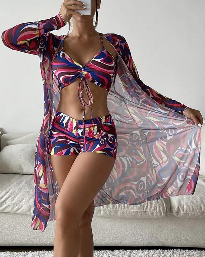 Modieuze driedelige bikini set, biedt zowel stijl als comfort op vakantie.
