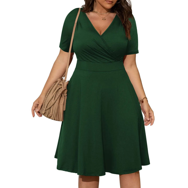 Stijlvolle A-lijn zomerjurk voor vrouwen met plus-size, perfect voor zomerse feesten. Formele look, korte mouwen.