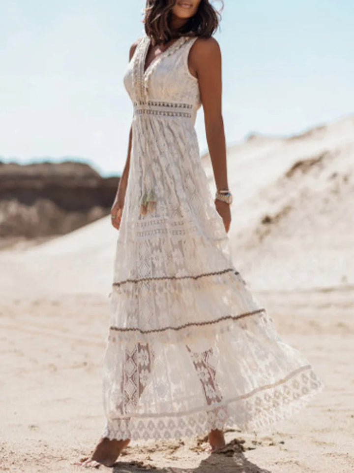 Comfortabele Bohemian maxi zomerjurk met kant, luchtige flair mouwen en V-hals; perfecte strandjurk voor vakantie.