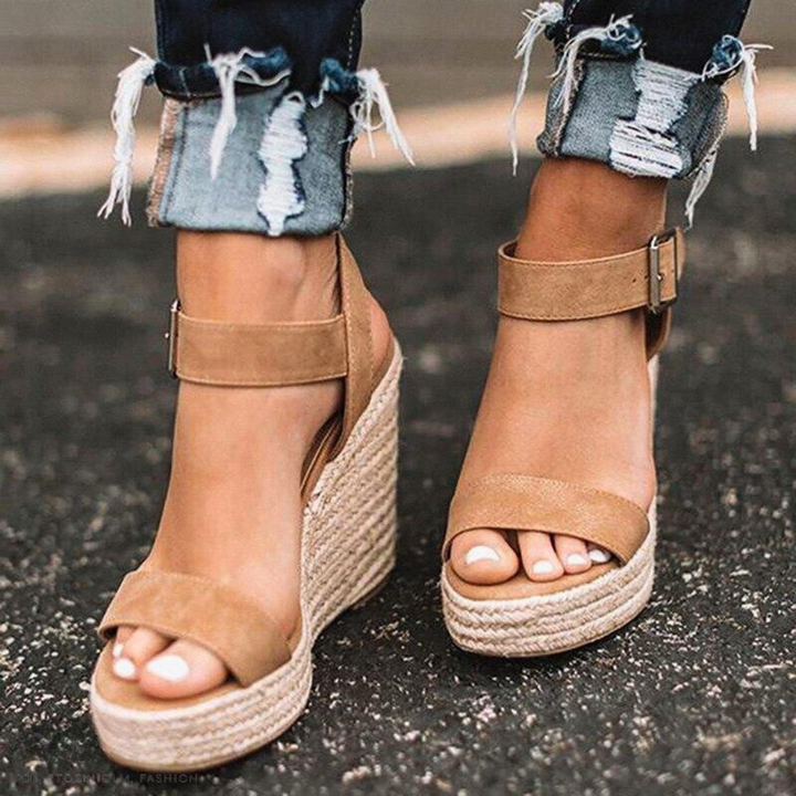 Comfortabele dames sandalen met t-band en hoge sleehak voor een elegante, casual zomerlook.