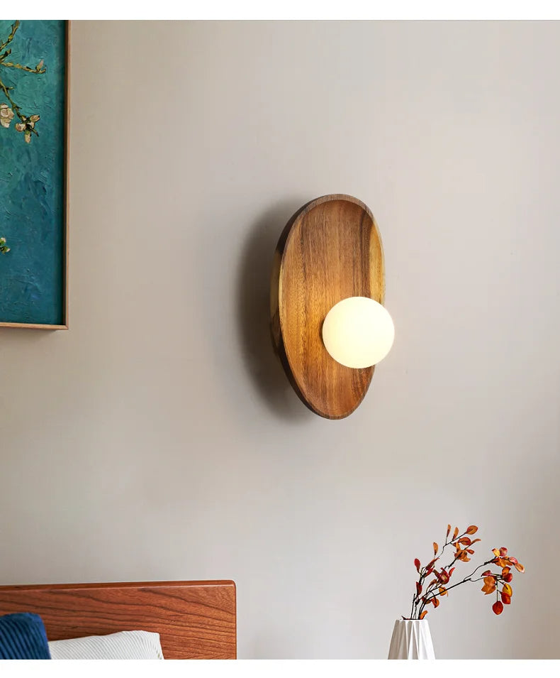 Natuurlijke houten wandlamp met zacht opaalglas voor indirecte verlichting en een stijlvol design.