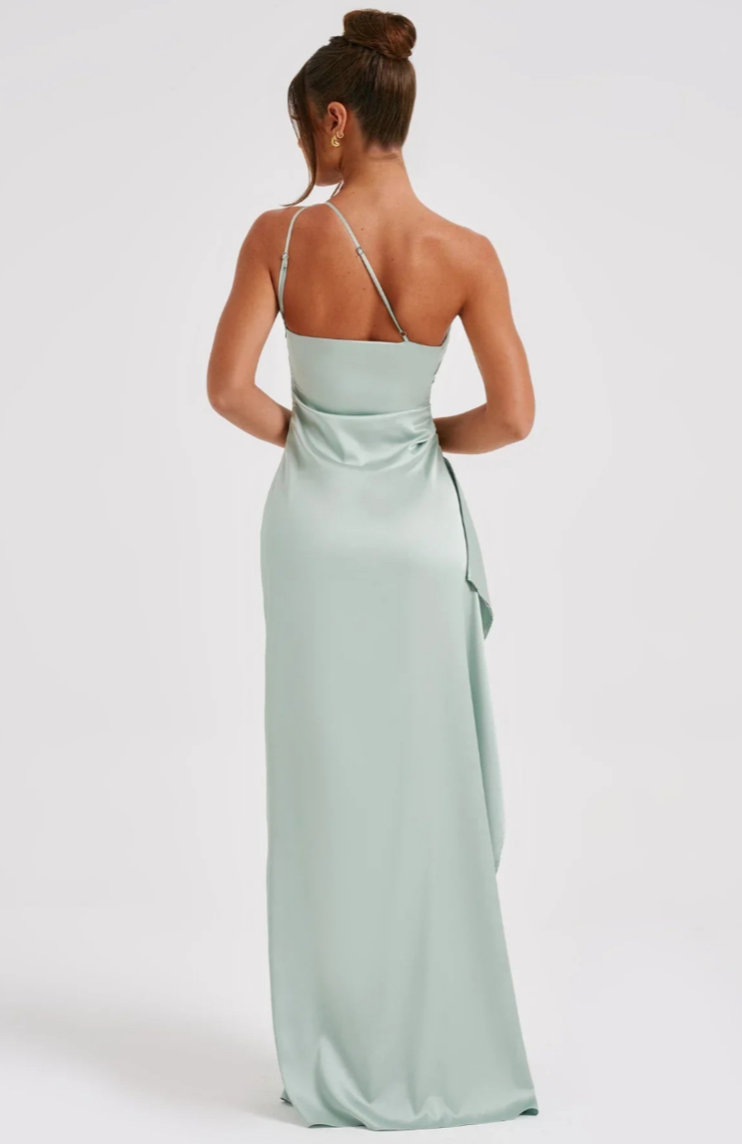 De jurk gedragen: dames one-shoulder geplooide satijnen maxi jurk met elegante split.