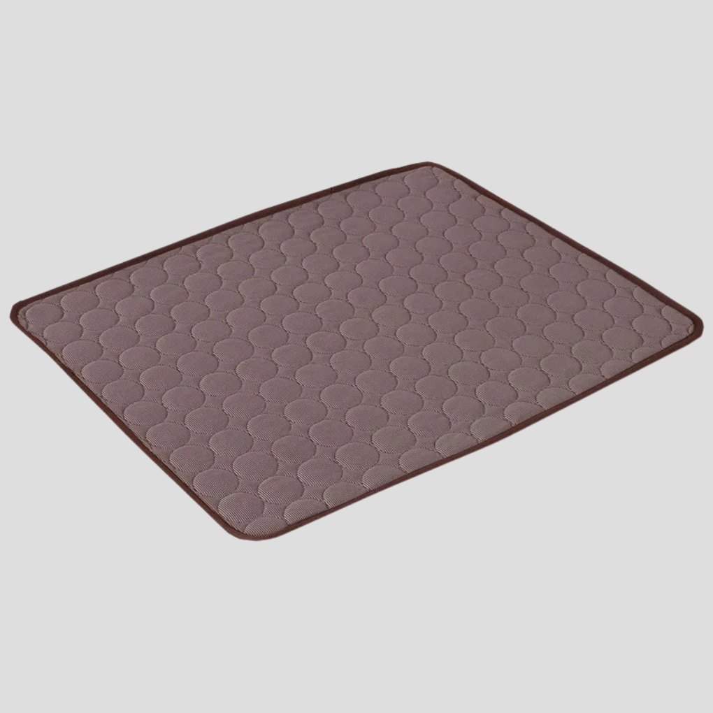 Grijze zelfkoelende mat met ontspannen kat. Essentiële dierbenodigdheden voor verkoeling en comfort in de zomer.
