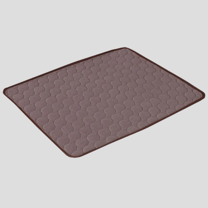 Grijze zelfkoelende mat met ontspannen kat. Essentiële dierbenodigdheden voor verkoeling en comfort in de zomer.