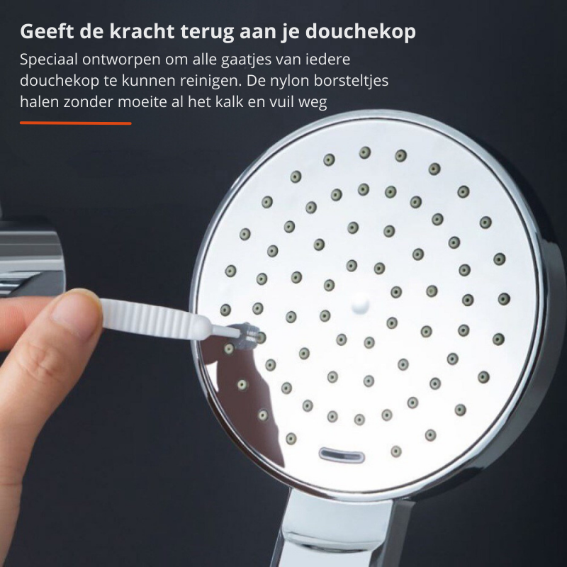 Multifunctionele KalkBuster borstel in actie, reinigt een douchekop grondig en voorkomt verstoppingen.