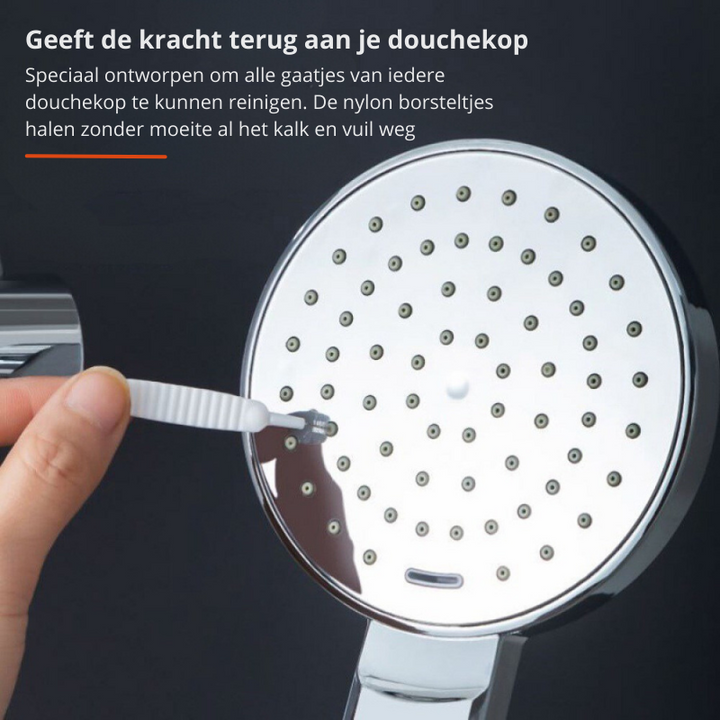 Multifunctionele KalkBuster borstel in actie, reinigt een douchekop grondig en voorkomt verstoppingen.