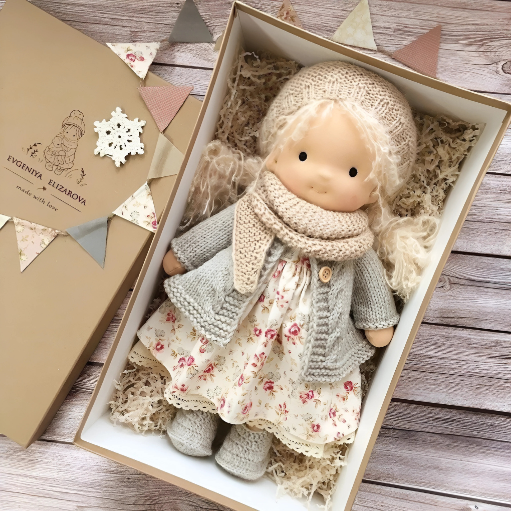 Handgemaakte zachte Waldorf pop, perfect ontwikkelingsspeelgoed voor jonge kinderen.