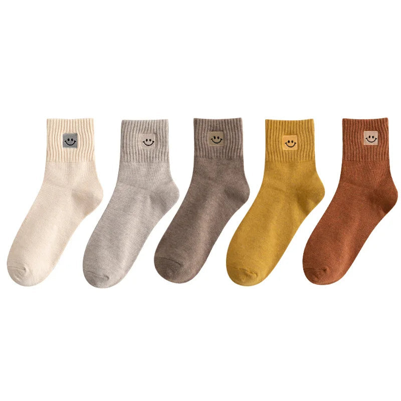 Speelse dames sokken met glimlach design, ideaal voor een comfortabele, vrolijke look.
