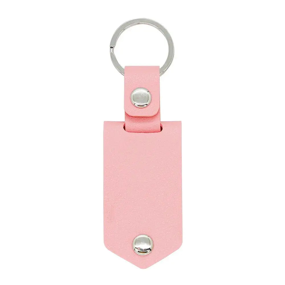 Unieke gepersonaliseerde sleutelhanger in roze of blauw leer, een stijlvol accessoire voor koppels.