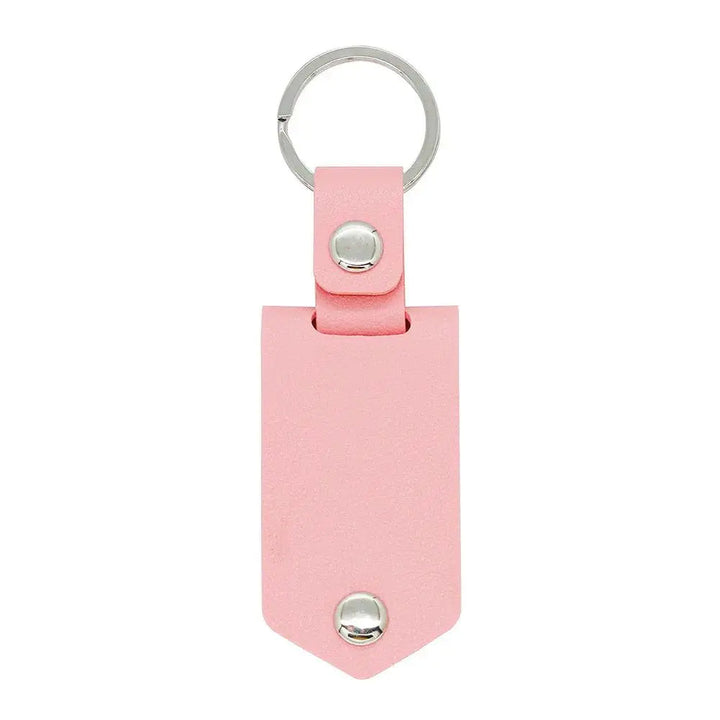 Unieke gepersonaliseerde sleutelhanger in roze of blauw leer, een stijlvol accessoire voor koppels.