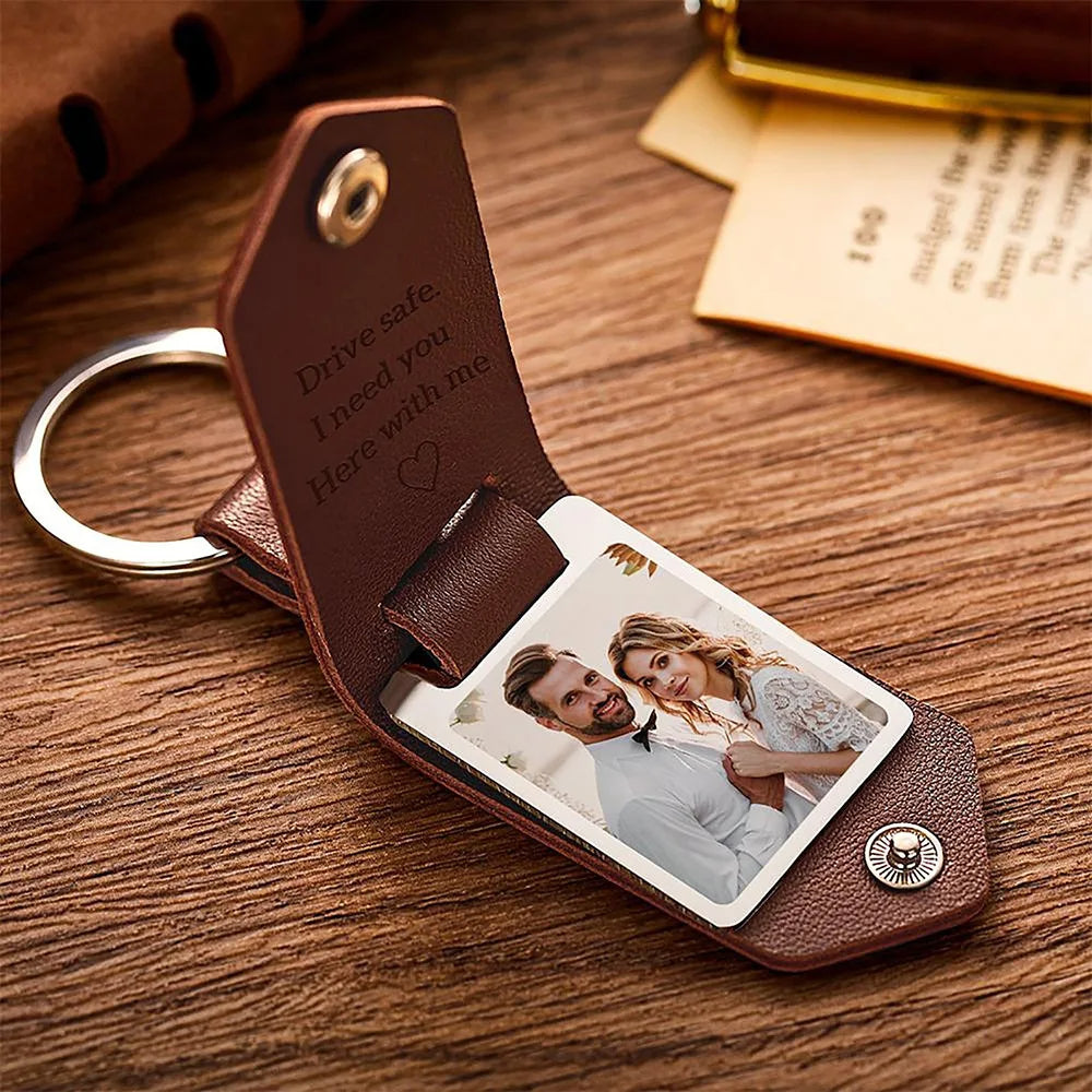 Elegante zwarte sleutelhanger van leer, gepersonaliseerd met initialen, ideaal romantisch cadeau voor koppels.