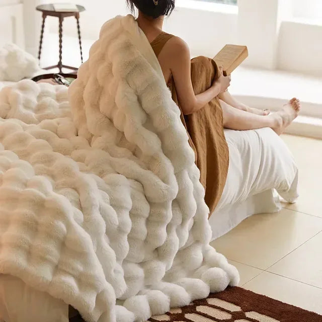 Zachte witte plaid van fluffy imitatiebont voor ultieme warmte en stijlvolle woondecoratie.
