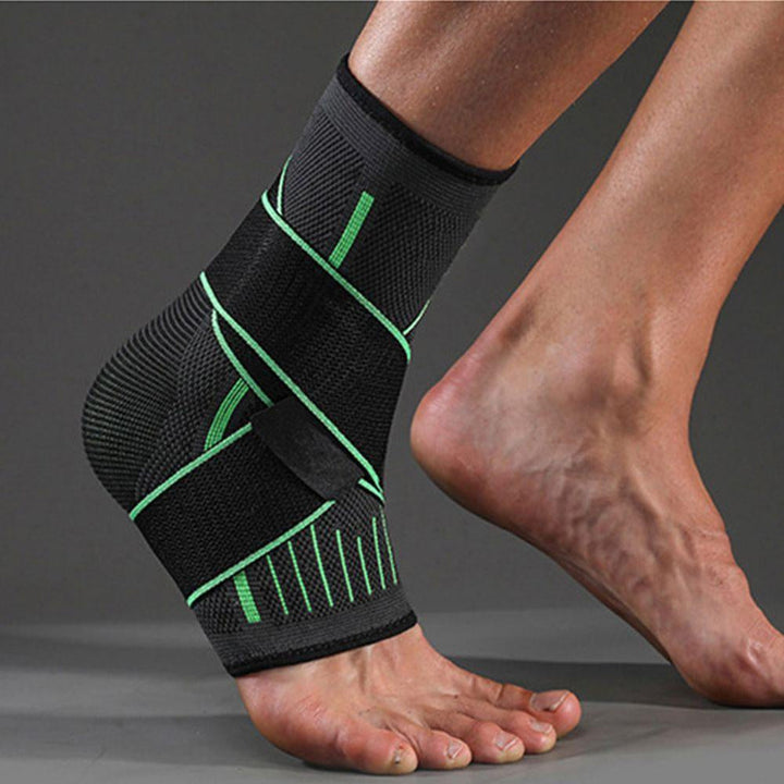 Unisex FlexGuard enkelbrace gedragen, biedt stevige enkelondersteuning en comfort voor herstel.