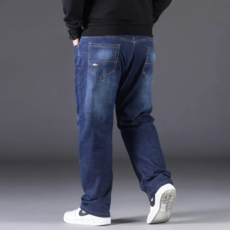 Plus size spijkerbroek voor mannen, duurzame denim met comfortabele loose fit en moderne look.
