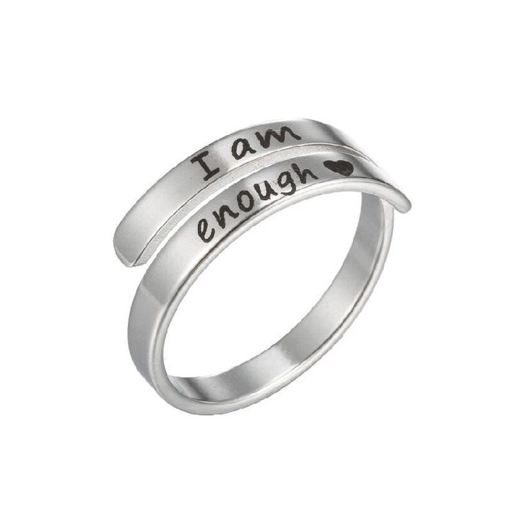 Elegante verzilverde 'I Am Enough' ring aan vinger, benadrukt schoonheid, kracht & zelfvertrouwen.