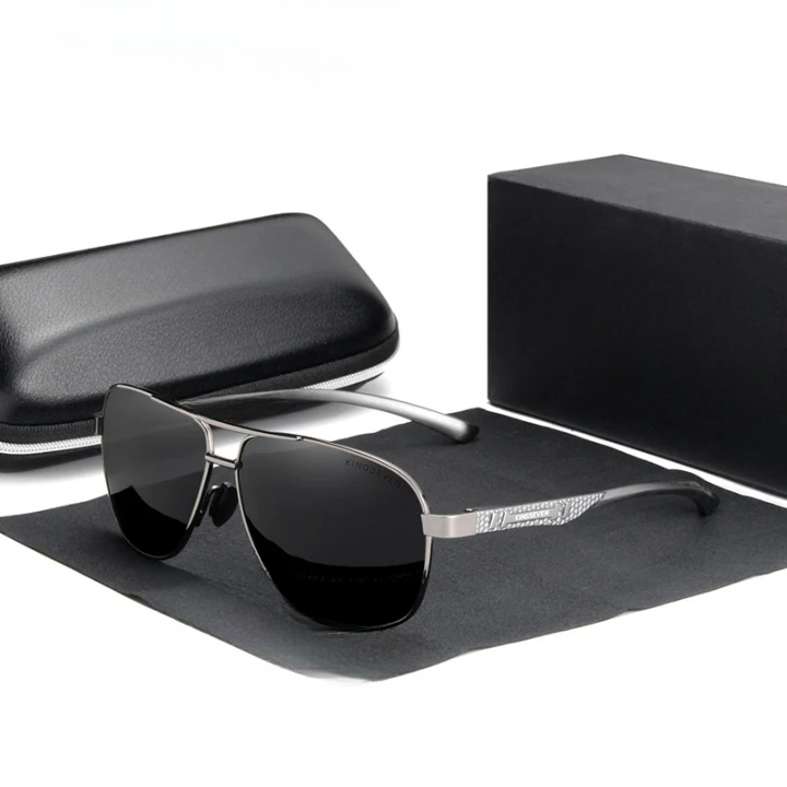 Gepolariseerde heren zonnebril met spiegelglazen en UV400 bescherming, een trendy zomer accessoire.