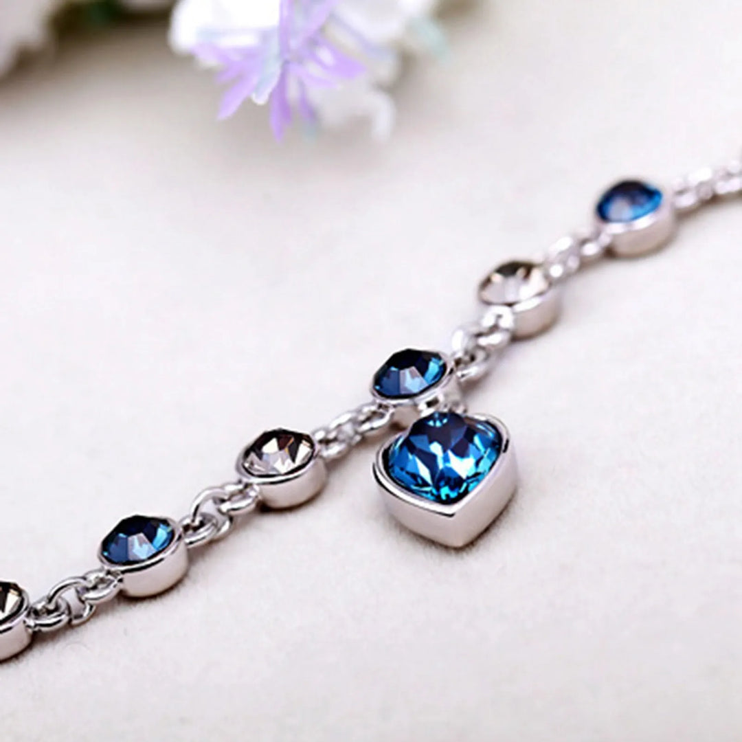 Chique damesarmband met oceaanhart kristal en opvallende blauwe zirkonia hartbedel. Ideaal geschenk voor haar.