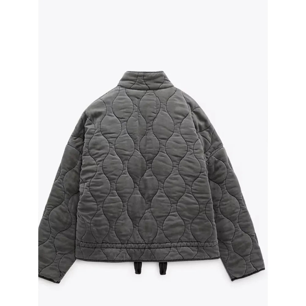 Achterkant van de trendy dames winterjas, warm en comfortabel met stijlvol vintage design. Perfecte herfstjas.