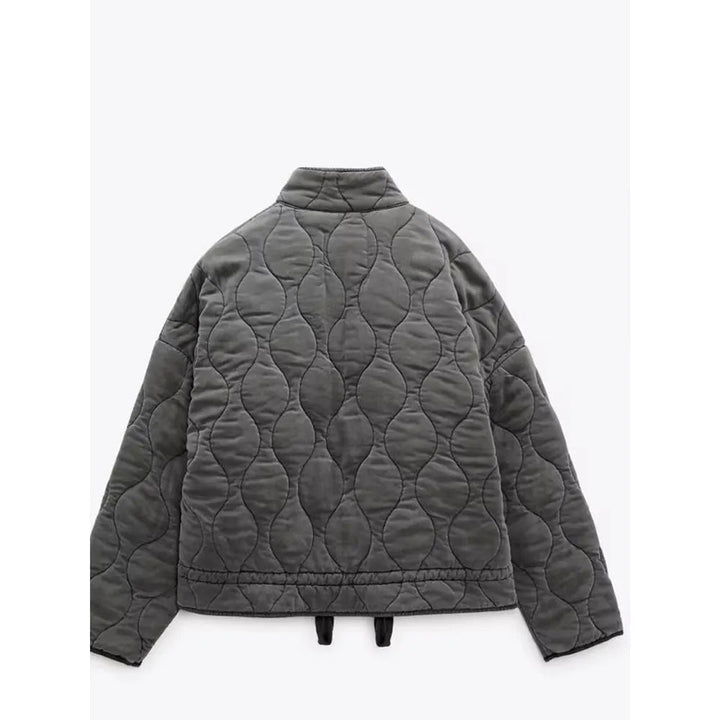 Achterkant van de trendy dames winterjas, warm en comfortabel met stijlvol vintage design. Perfecte herfstjas.