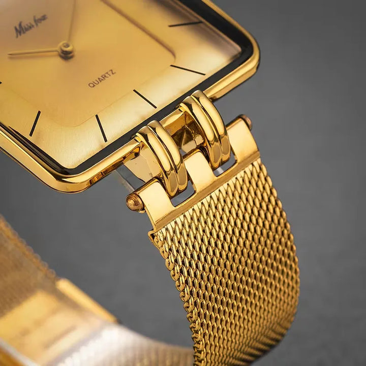 Minimalistisch herenhorloge met vierkante goudkleurige wijzerplaat en elegante koffiekleurige meshband. Perfect voor elke outfit.