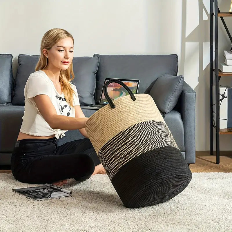 Stijlvolle, moderne geweven wasmand; perfect als decoratieve opbergmand voor een opgeruimd en sfeervol interieur.