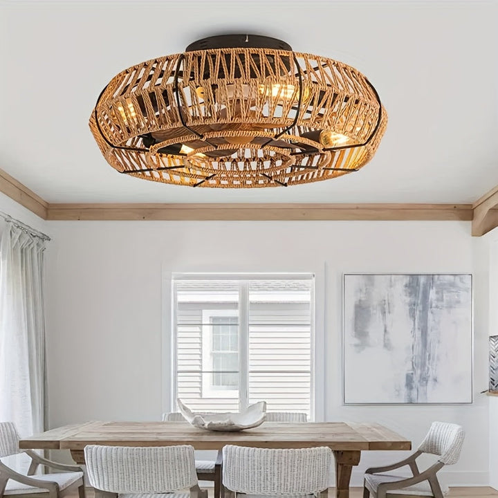 Zen-stijl plafondventilator met handgeweven rotan voor een rustgevend interieur; combineert design en verkoeling.