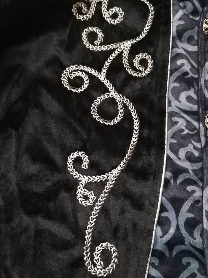 Victoriaans geïnspireerde heren blazer, donker, steampunk details, perfect voor historische cosplay.